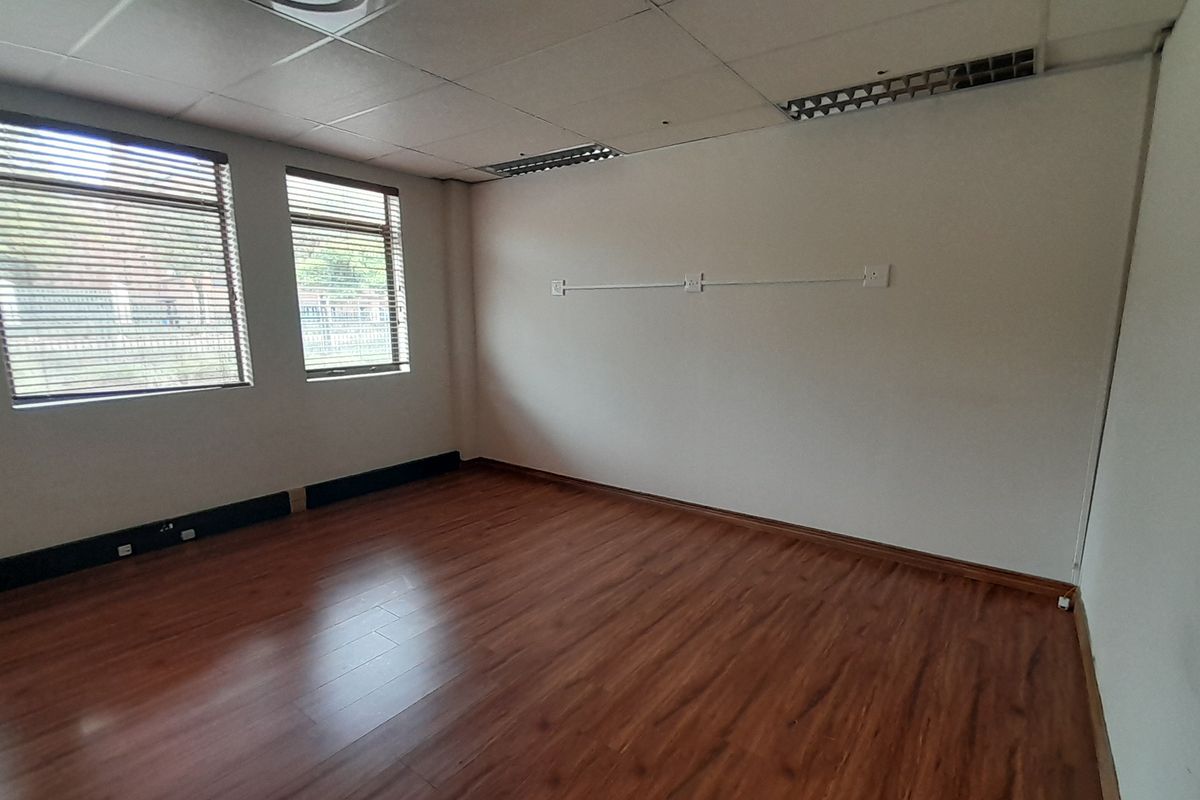 Compact Sharp 80m Office To Let In Boardwalk Office Park - Photo 3