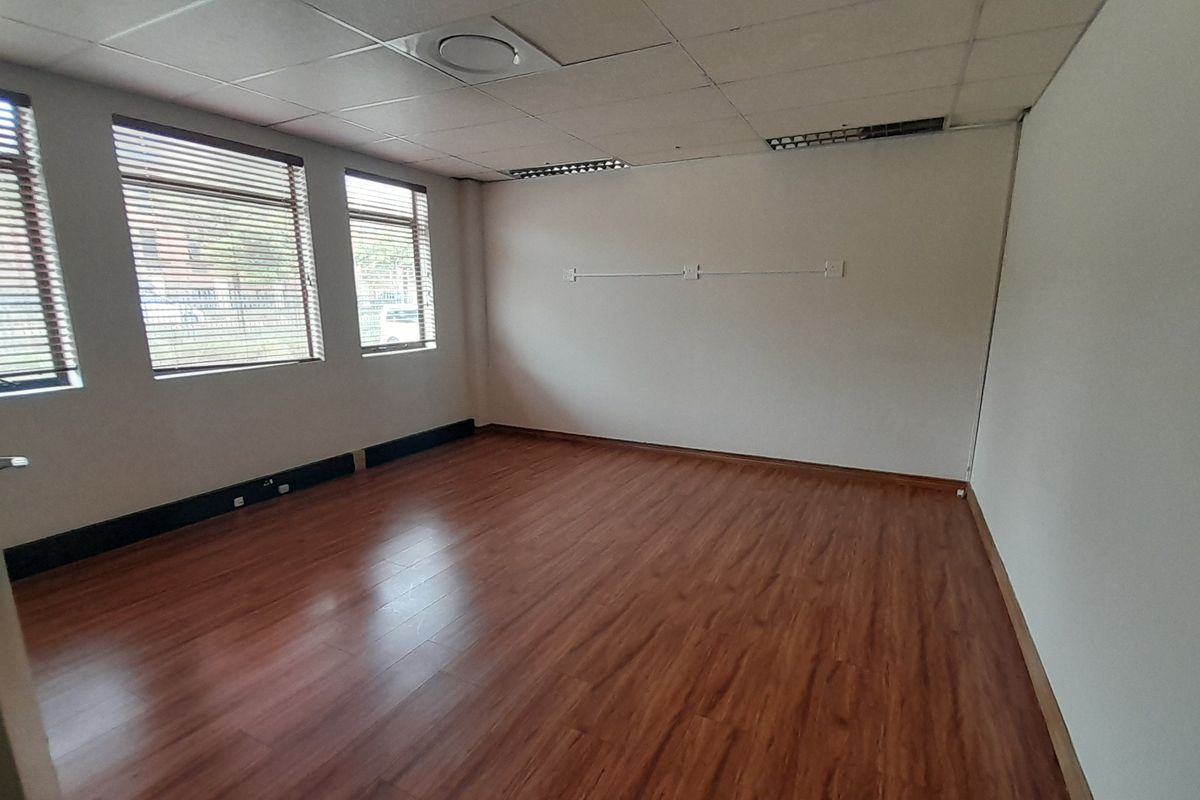 Compact Sharp 80m Office To Let In Boardwalk Office Park - Photo 2