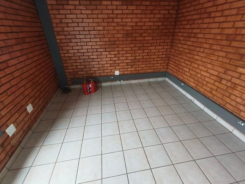 267m2 Industrial Warehouse to Let in Secure Business Park - Photo 3