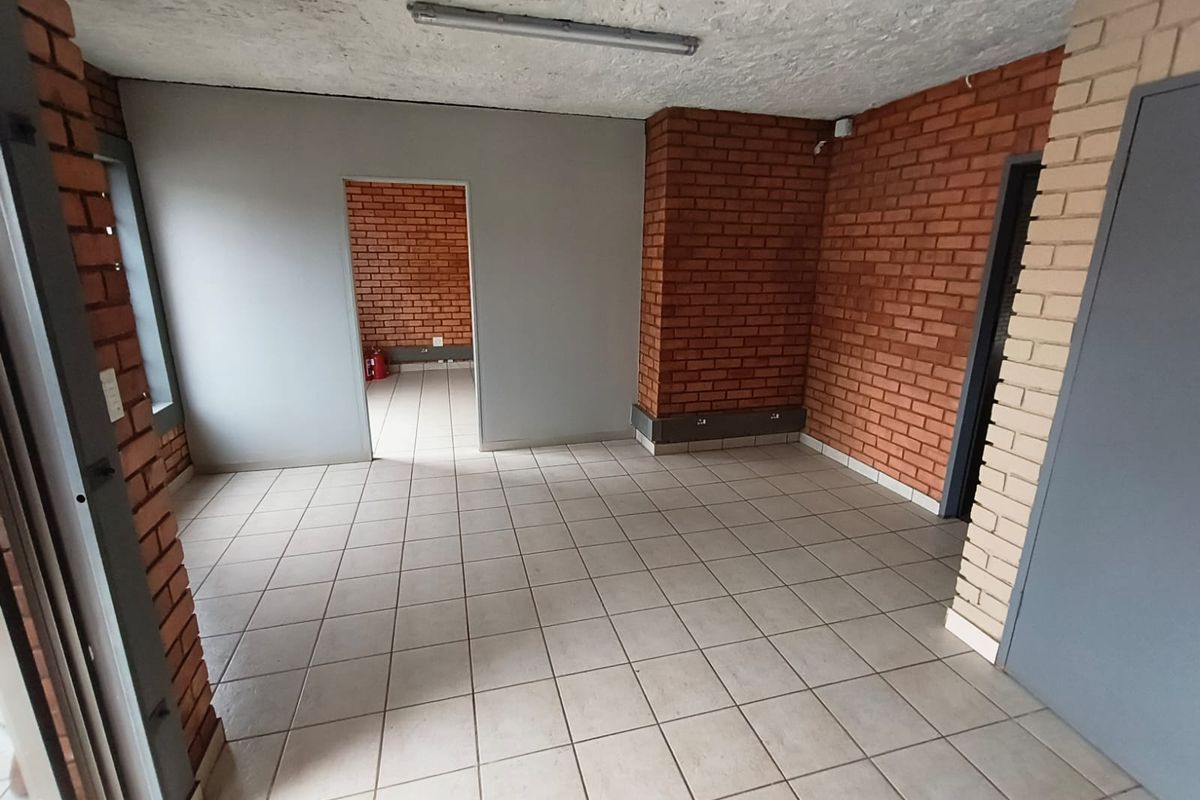 267m2 Industrial Warehouse to Let in Secure Business Park - Photo 2