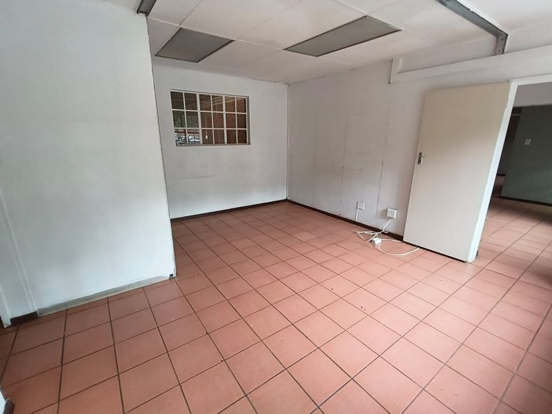 340m2 Warehouse to Let in Hennopspark, Centurion | Secure Industrial Unit in Edward Park - Photo 8