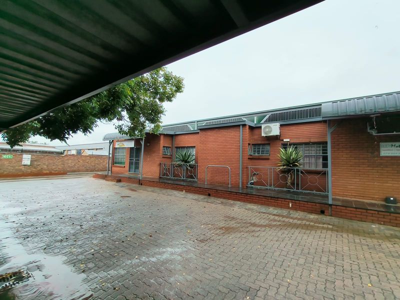 340m2 Warehouse to Let in Hennopspark, Centurion | Secure Industrial Unit in Edward Park - Photo 5