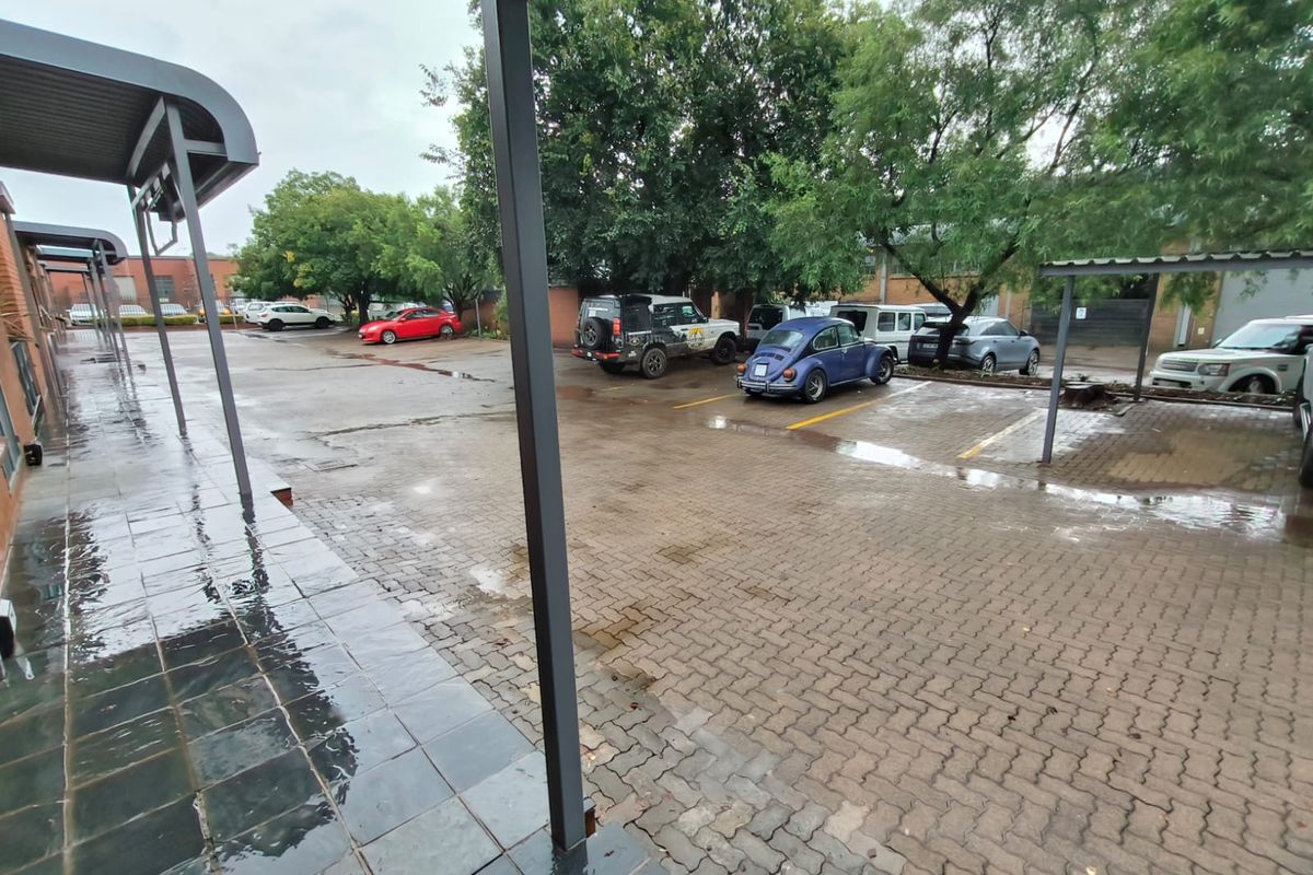 340m2 Warehouse to Let in Hennopspark, Centurion | Secure Industrial Unit in Edward Park - Photo 3