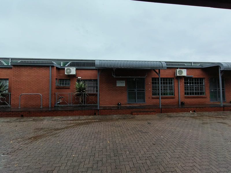 340m2 Warehouse to Let in Hennopspark, Centurion | Secure Industrial Unit in Edward Park - Photo 2