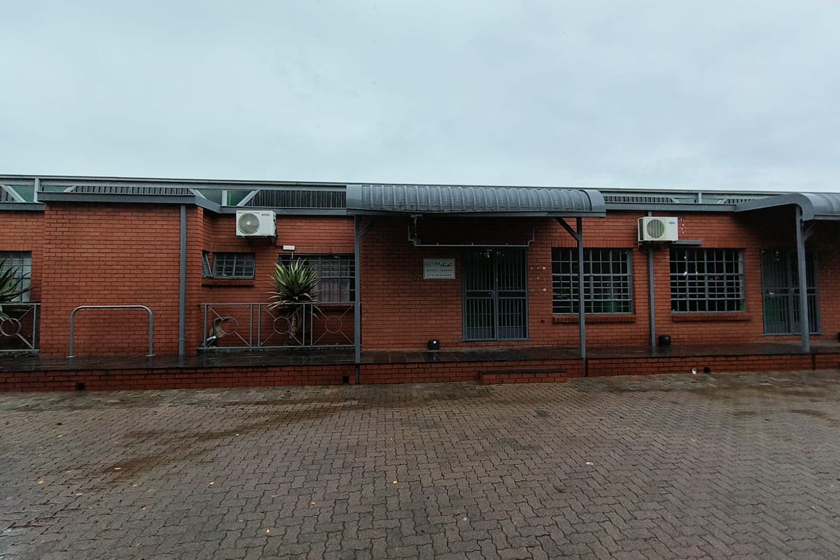340m2 Warehouse to Let in Hennopspark, Centurion | Secure Industrial Unit in Edward Park - Photo 2
