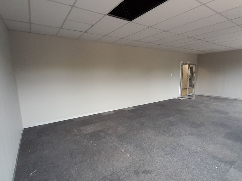 Professional and Easy to Step Into 66m First Floor Office - Photo 10