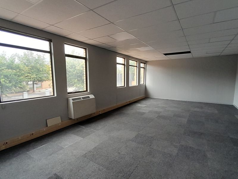 Professional and Easy to Step Into 66m First Floor Office - Photo 5