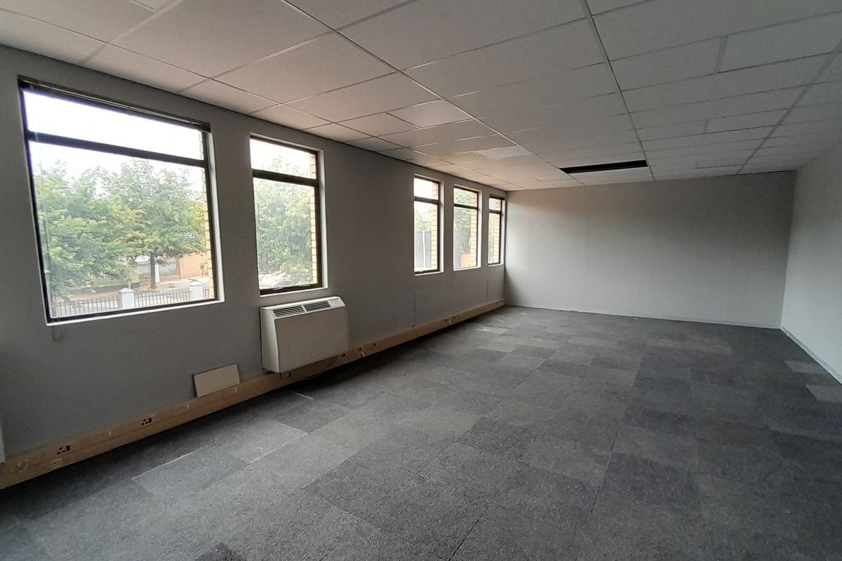Professional and Easy to Step Into 66m First Floor Office - Photo 5