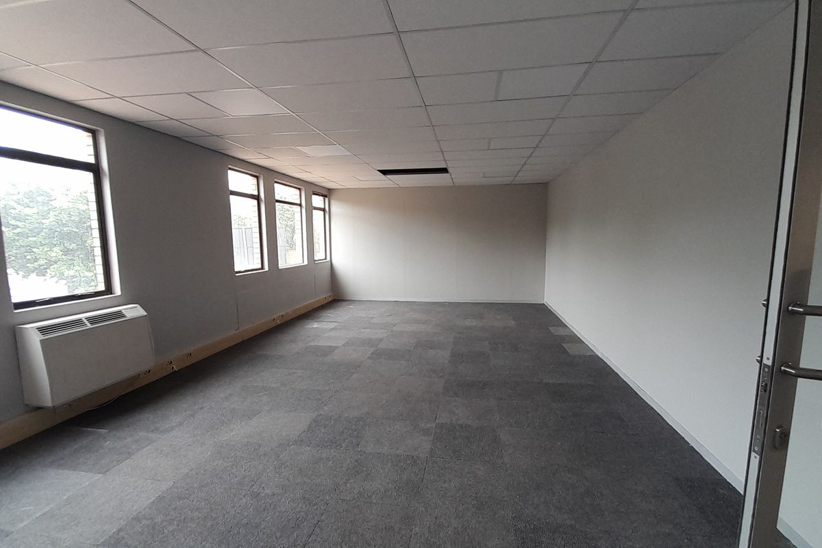Professional and Easy to Step Into 66m First Floor Office - Photo 3