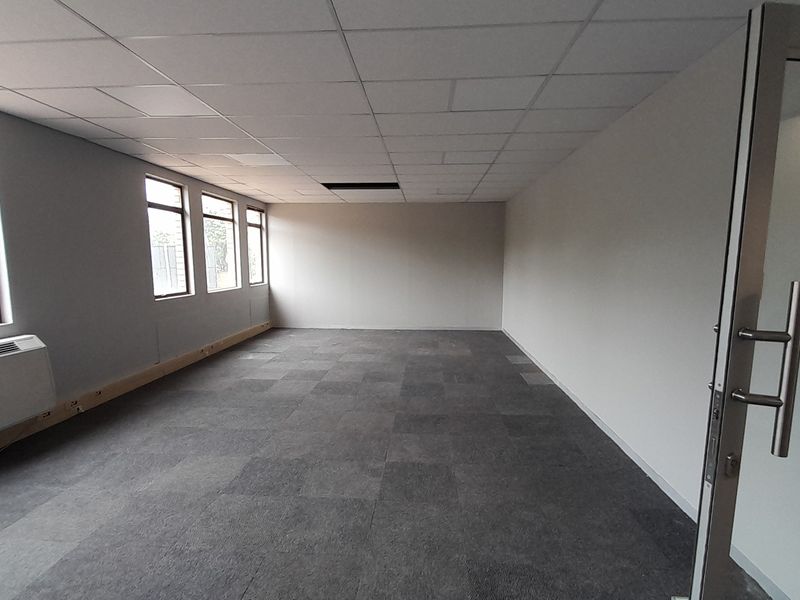 Professional and Easy to Step Into 66m First Floor Office - Photo 2