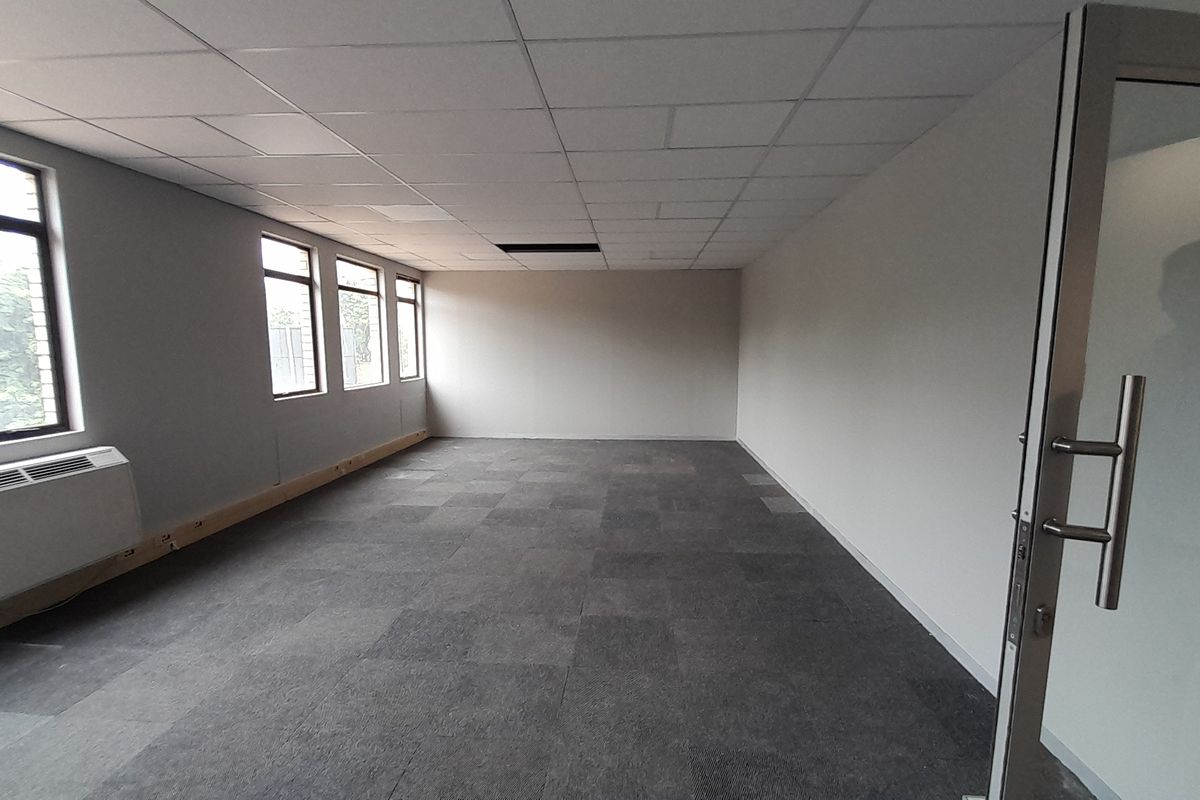 Professional and Easy to Step Into 66m First Floor Office - Photo 2