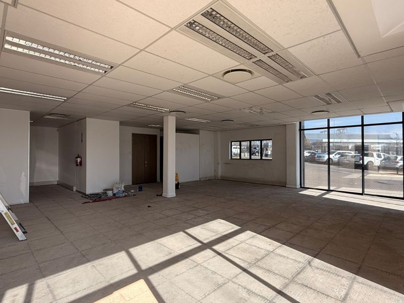 Premium 1,100m2 Warehouse To Let in Old Mint Industrial Park in Louwlardia, Centurion - Photo 4