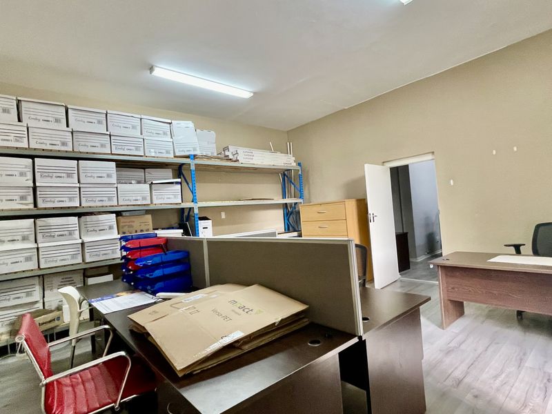 218m2 Office Space with Private Balcony in Secure Business Park - Photo 9