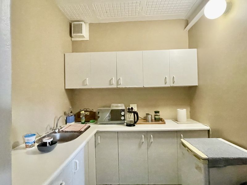 218m2 Office Space with Private Balcony in Secure Business Park - Photo 8