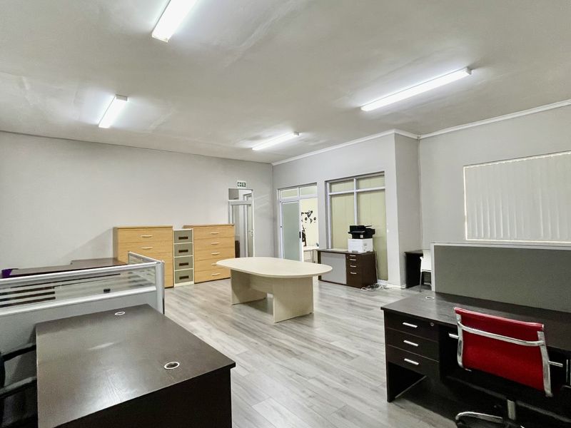 218m2 Office Space with Private Balcony in Secure Business Park - Photo 6