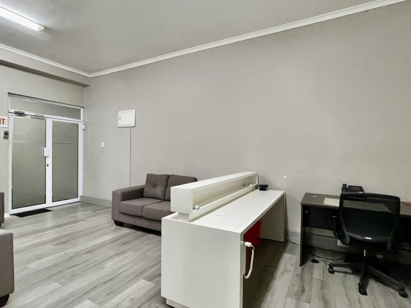 218m2 Office Space with Private Balcony in Secure Business Park - Photo 2