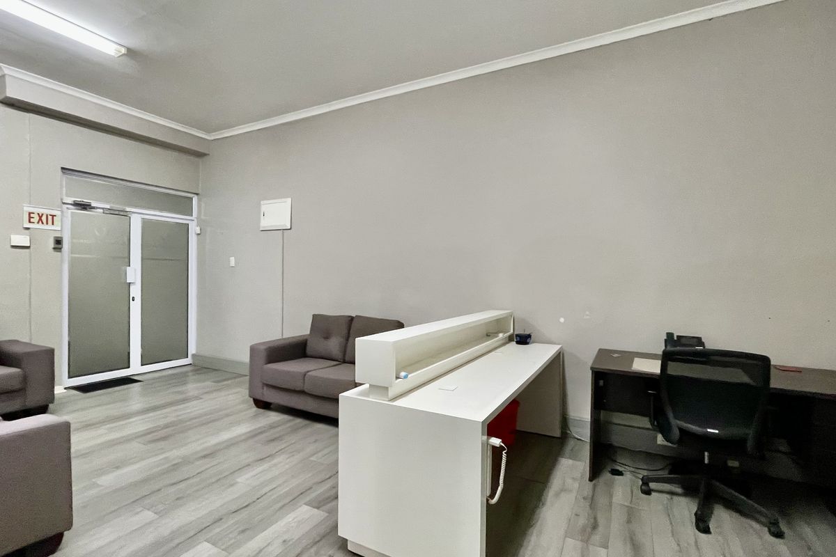 218m2 Office Space with Private Balcony in Secure Business Park - Photo 2