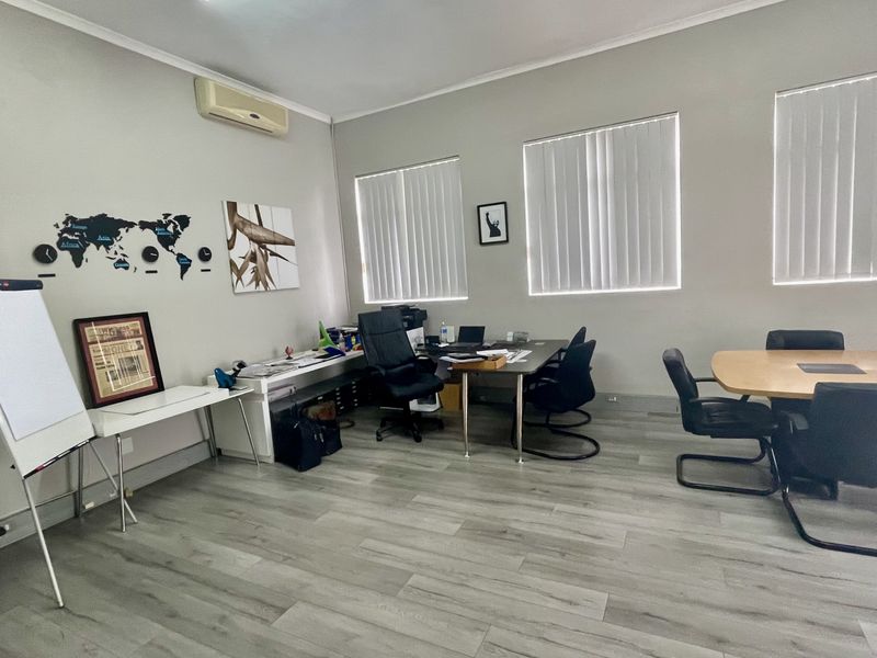 218m2 Office Space with Private Balcony in Secure Business Park - Photo 4