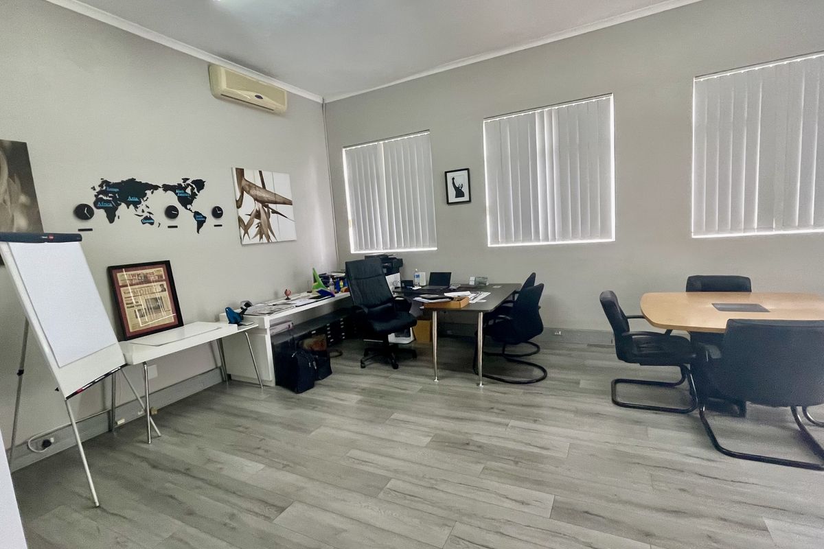 218m2 Office Space with Private Balcony in Secure Business Park - Photo 4