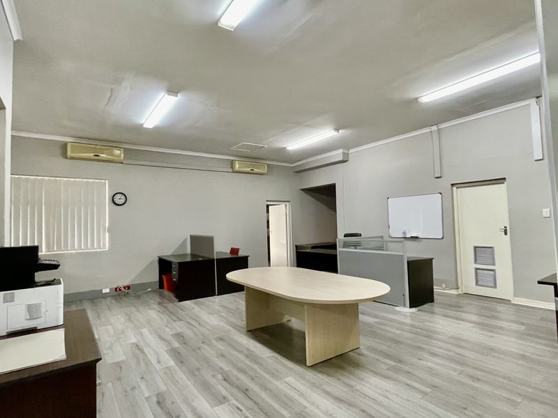 218m2 Office Space with Private Balcony in Secure Business Park - Photo 3