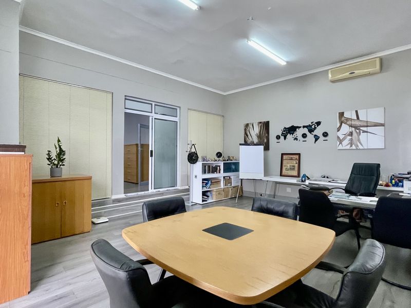 218m2 Office Space with Private Balcony in Secure Business Park - Photo 5