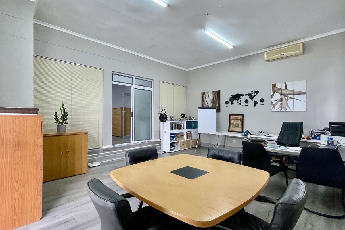 218m2 Office Space with Private Balcony in Secure Business Park - Photo 5