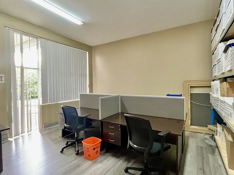 218m2 Office Space with Private Balcony in Secure Business Park - Photo 10