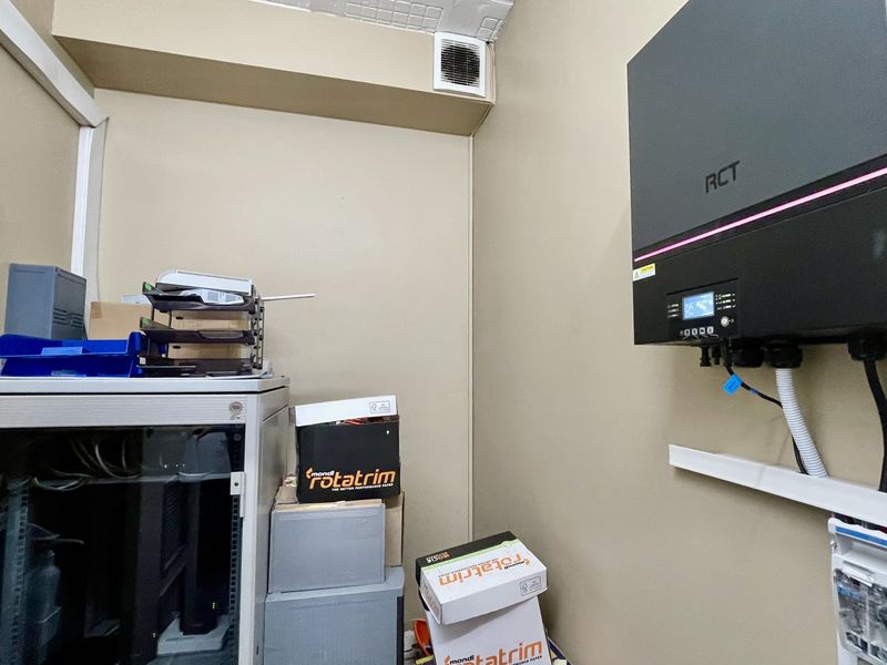 218m2 Office Space with Private Balcony in Secure Business Park - Photo 7