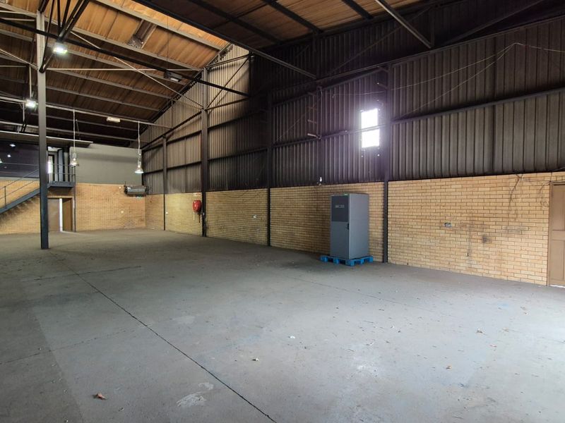 952m2 Warehouse To Let, Prime Industrial Space in Hennopspark - Photo 3