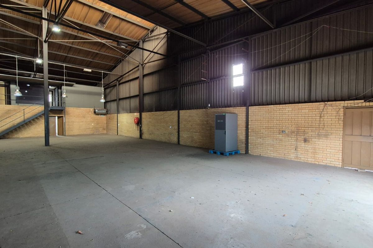 952m2 Warehouse To Let, Prime Industrial Space in Hennopspark - Photo 3