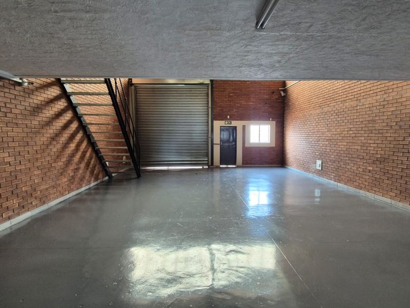 Prime 304m2 A-Grade Warehouse To Let in Hennopspark - Photo 10