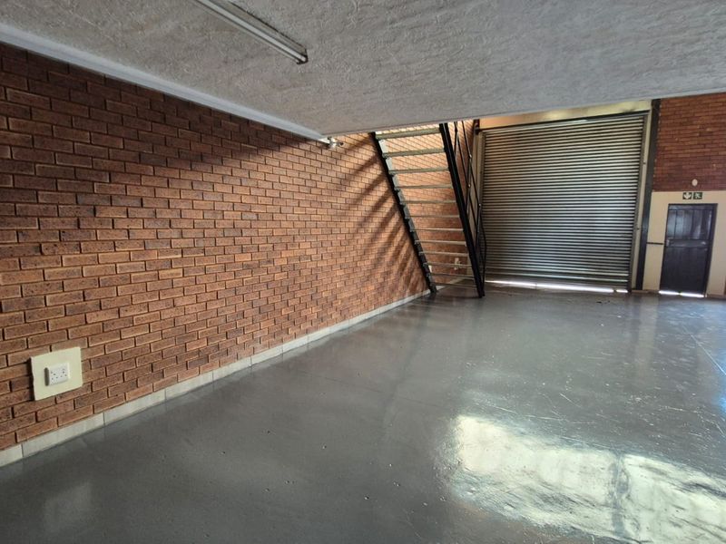 Prime 304m2 A-Grade Warehouse To Let in Hennopspark - Photo 9