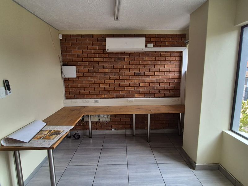 Prime 304m2 A-Grade Warehouse To Let in Hennopspark - Photo 3