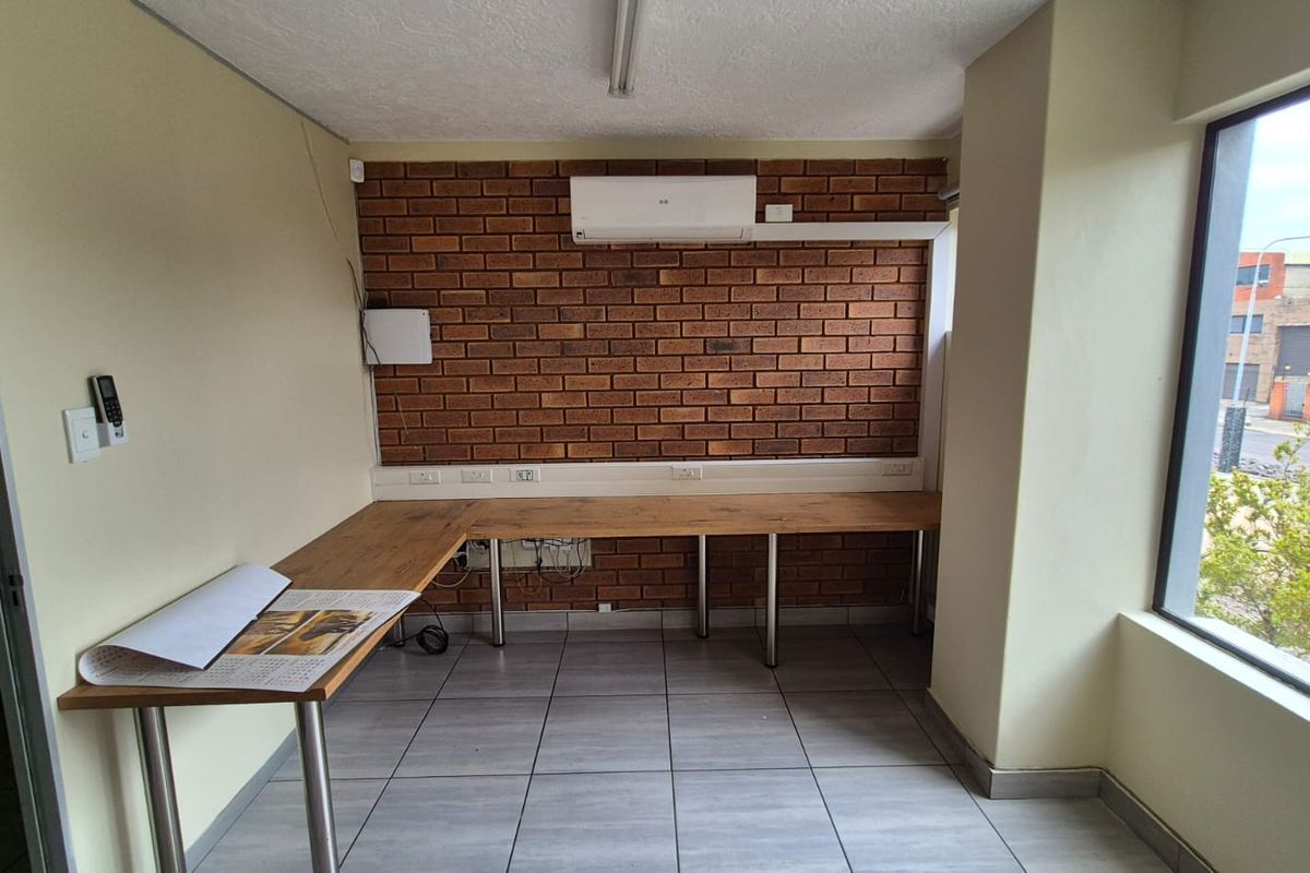 Prime 304m2 A-Grade Warehouse To Let in Hennopspark - Photo 3