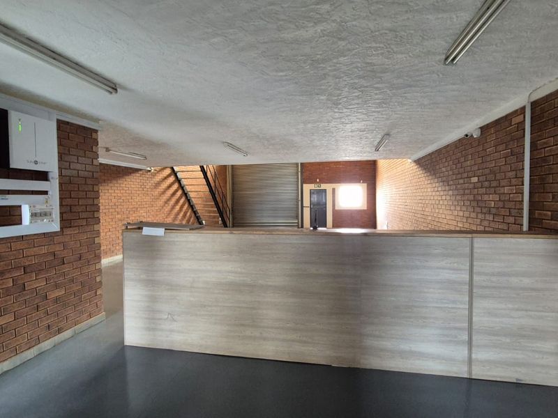 Prime 304m2 A-Grade Warehouse To Let in Hennopspark - Photo 8