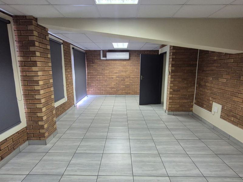 Prime 304m2 A-Grade Warehouse To Let in Hennopspark - Photo 6