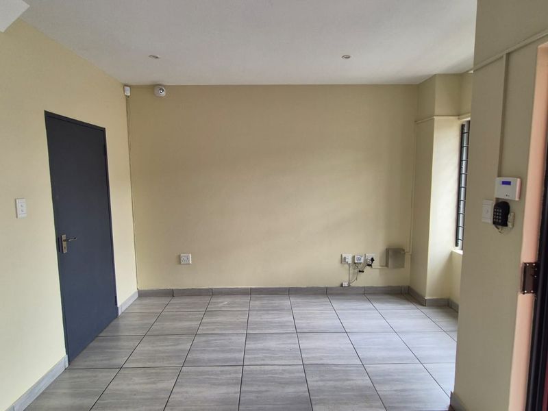 Prime 304m2 A-Grade Warehouse To Let in Hennopspark - Photo 2