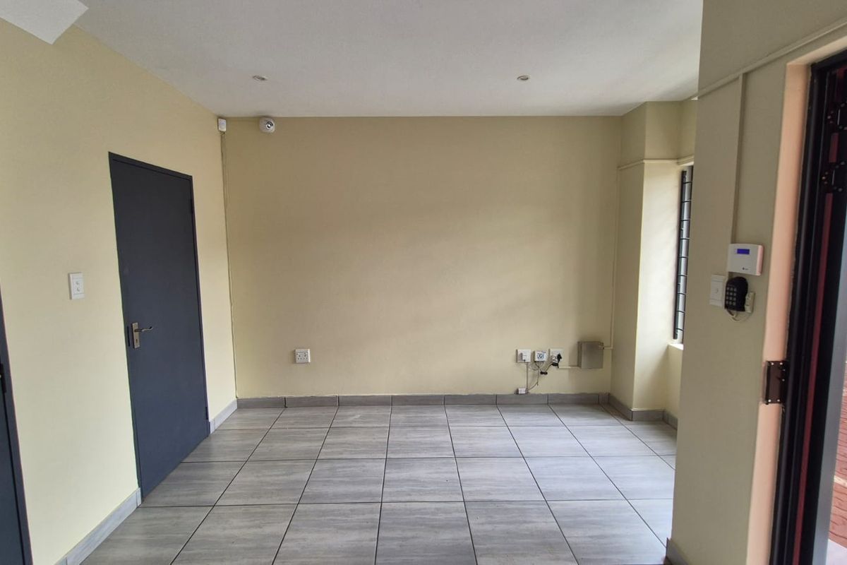 Prime 304m2 A-Grade Warehouse To Let in Hennopspark - Photo 2