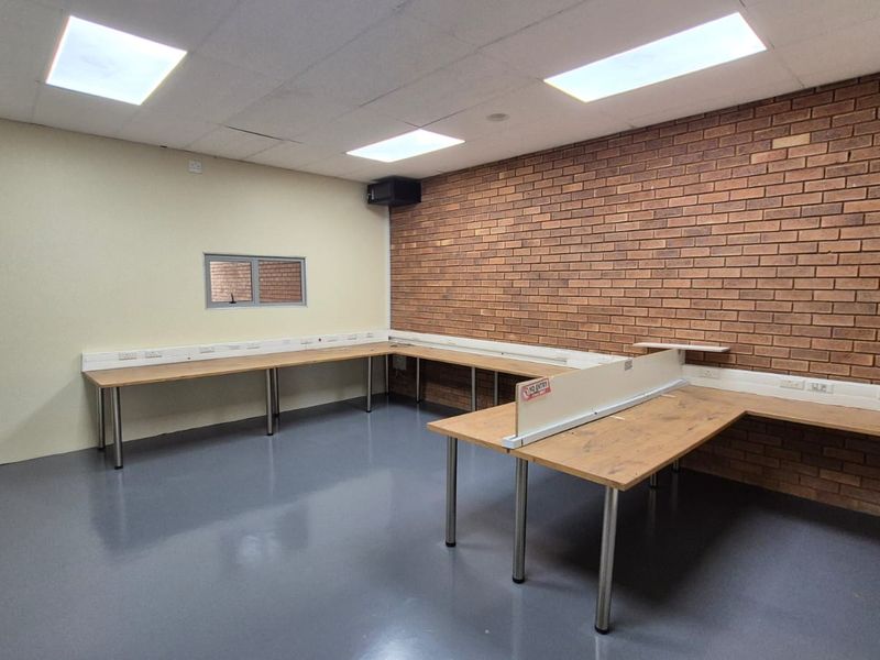 Prime 304m2 A-Grade Warehouse To Let in Hennopspark - Photo 4