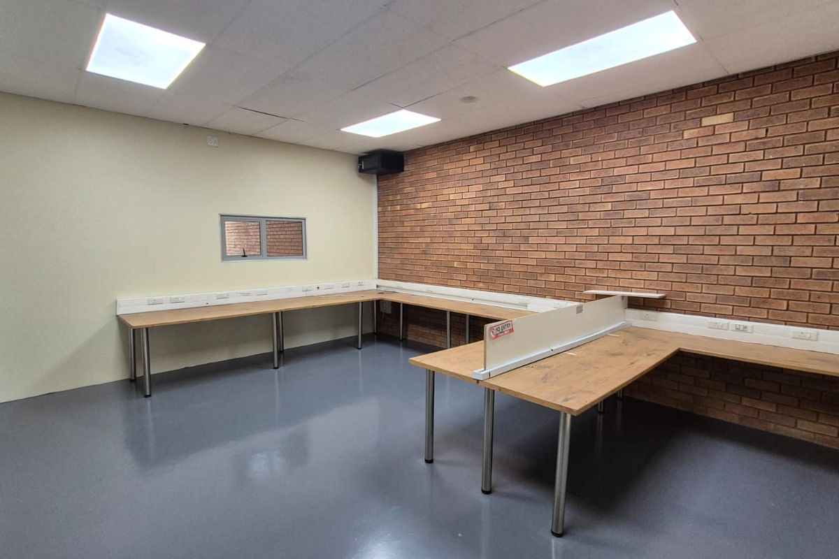 Prime 304m2 A-Grade Warehouse To Let in Hennopspark - Photo 4