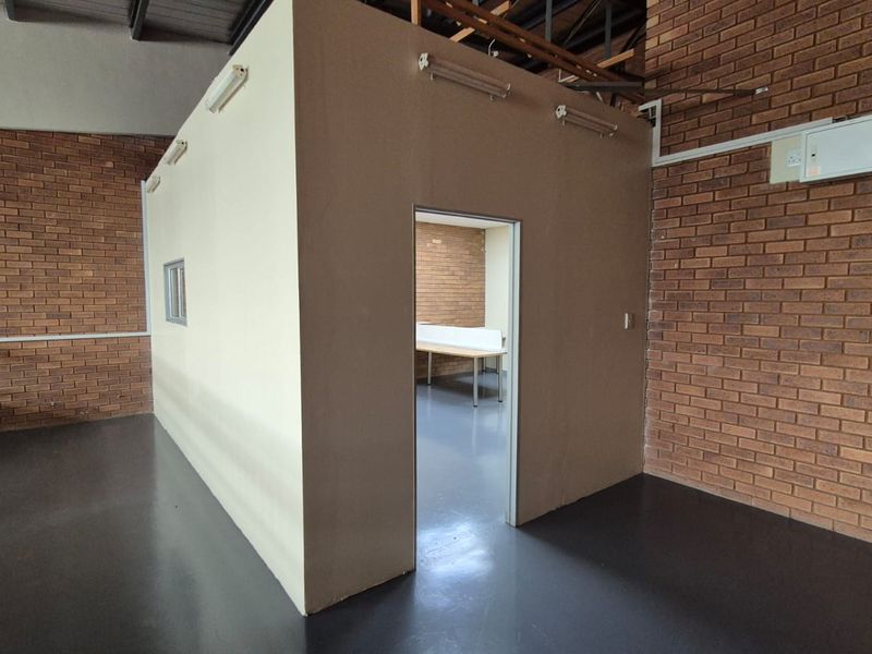 Prime 304m2 A-Grade Warehouse To Let in Hennopspark - Photo 5