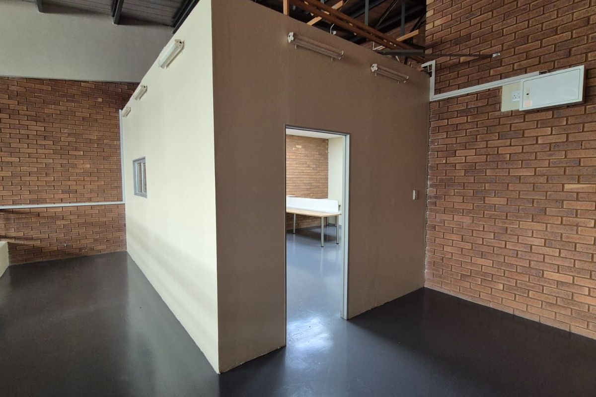 Prime 304m2 A-Grade Warehouse To Let in Hennopspark - Photo 5