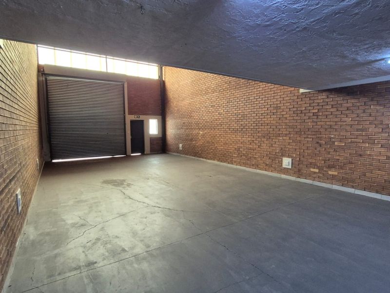 355m2 Warehouse with Solar & Inverter To Let in Hennopspark - Photo 9