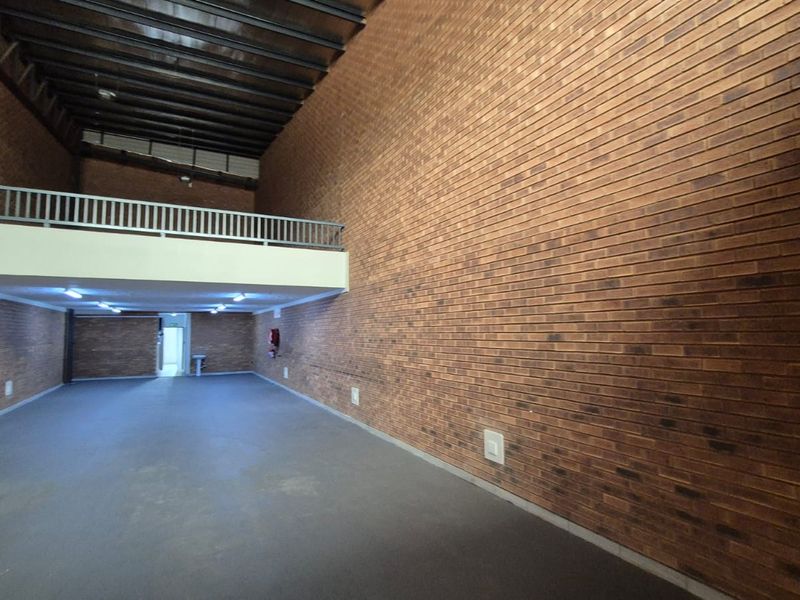 355m2 Warehouse with Solar & Inverter To Let in Hennopspark - Photo 4