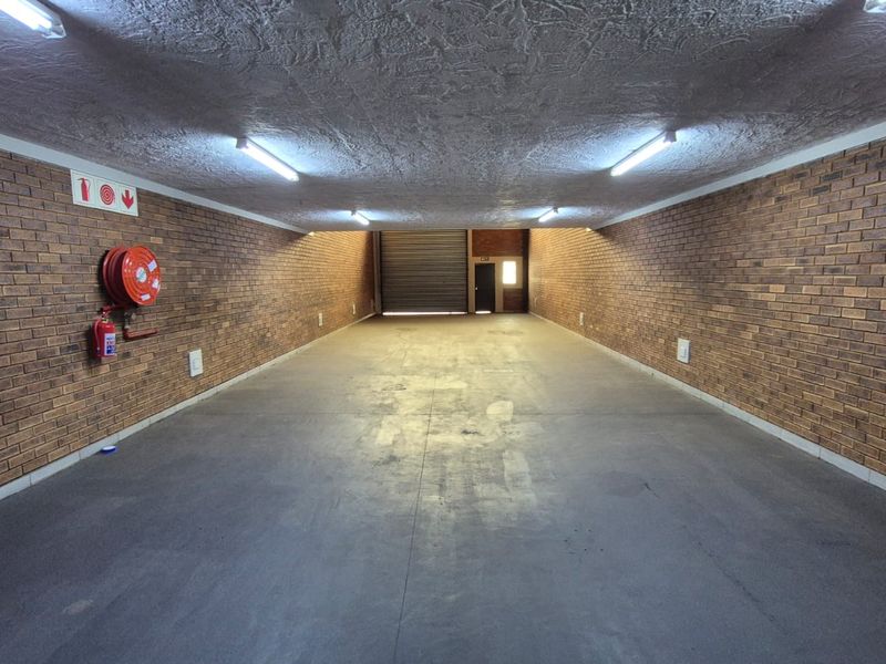 355m2 Warehouse with Solar & Inverter To Let in Hennopspark - Photo 7
