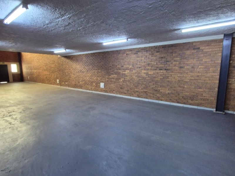 355m2 Warehouse with Solar & Inverter To Let in Hennopspark - Photo 8
