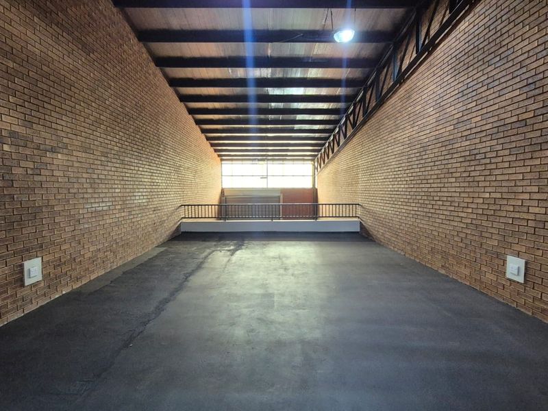 355m2 Warehouse with Solar & Inverter To Let in Hennopspark - Photo 6