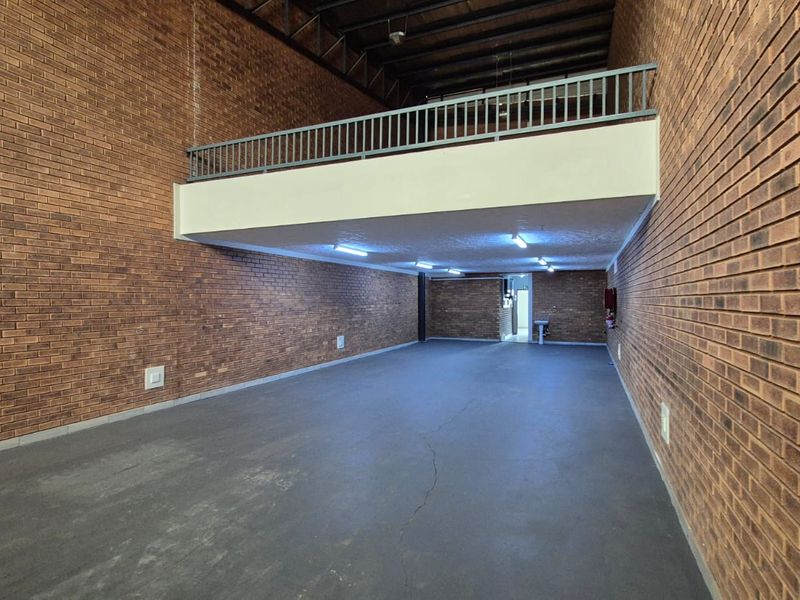 355m2 Warehouse with Solar & Inverter To Let in Hennopspark - Photo 2