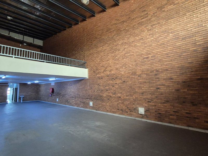 355m2 Warehouse with Solar & Inverter To Let in Hennopspark - Photo 3