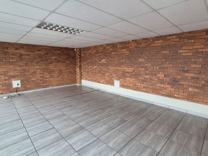 Spacious 607m2 Warehouse To Let in Secure Hennopspark Location - Photo 2